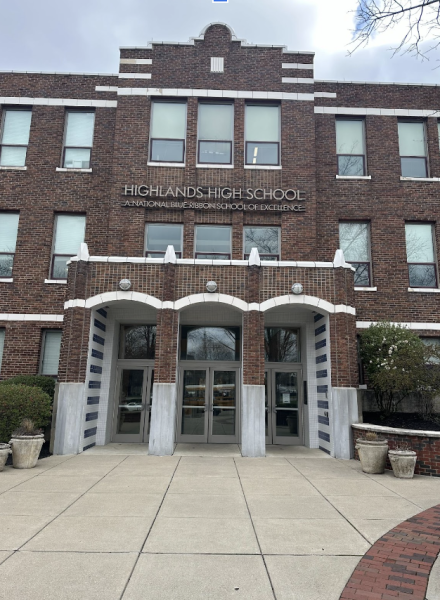 Picture of the front of Highlands High School.
